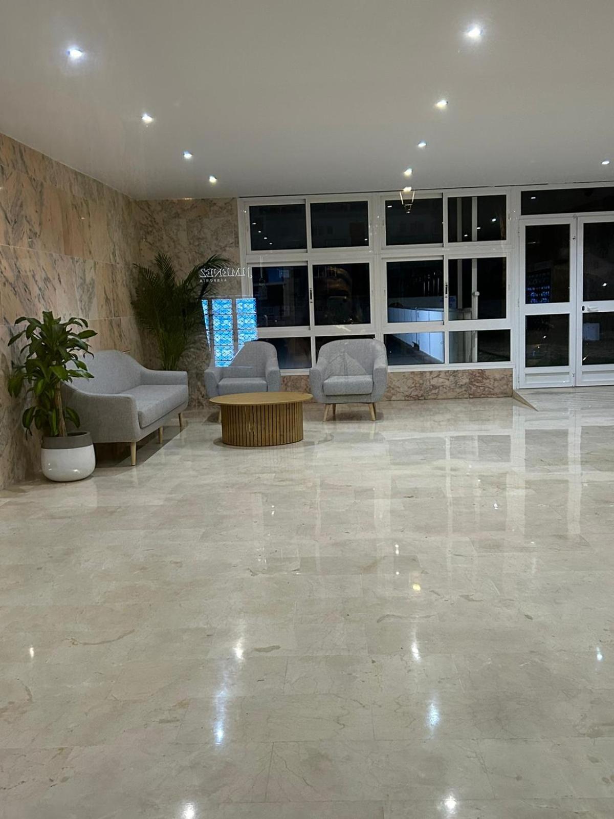 Apartamento Totalmente Reformado Con Piscina Y Jardines Al Lado De La Playa De La Carihuela 托雷莫利诺斯 外观 照片